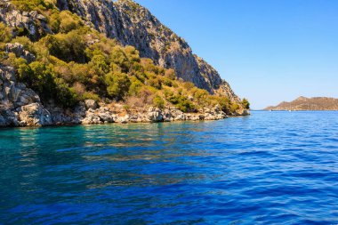 Deniz ve dağlarla dolu güzel bir doğa. Seçici odaklı arkaplan ve metin için alanı kopyala