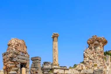 Eski sütunların kalıntıları. Seçici odaklı arkaplan ve metin için alanı kopyala