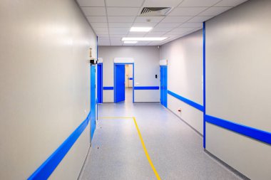 Modern bir hastanede koridor. Seçici odaklı arkaplan ve metin için alanı kopyala