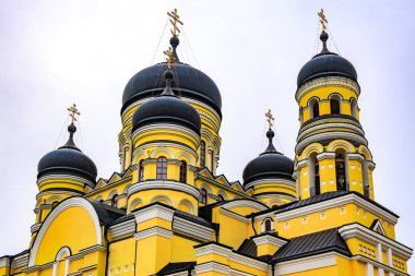 Moldova Cumhuriyeti 'ndeki Hincu Manastırı. Seçici odaklı arkaplan ve metin için alanı kopyala