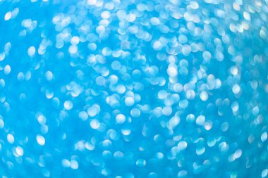 Bulanık arkaplan. Odaklanmamış fotoğraf merceğini geri ver. Arka plan bokeh. Tasarım boş. Tasarımcı için grafik kaynak. Canlı mavi.