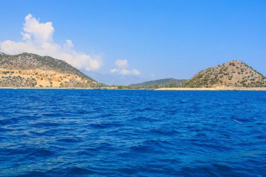 Denizden kayalık kıyı manzarası. Seçici odaklı arkaplan ve metin için alanı kopyala. Türkiye 'de Akdeniz. Popüler turistik yerler