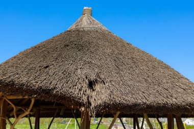 Çardağın kadim sazlık çatısı. Seçici odaklı arkaplan ve metin için alanı kopyala