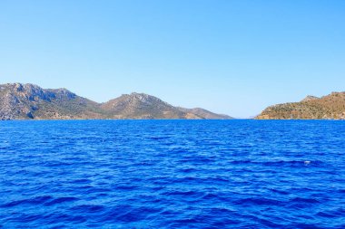 Bir yat gezisinden deniz manzarası var. Seçici odaklı arkaplan ve metin için alanı kopyala