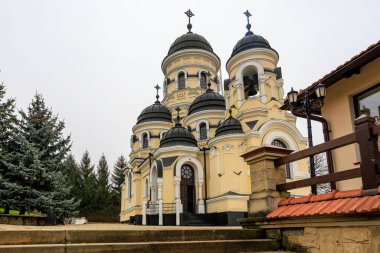 Moldova Cumhuriyeti 'ndeki Capriana Manastırı. Seçici odaklı arkaplan ve metin için alanı kopyala