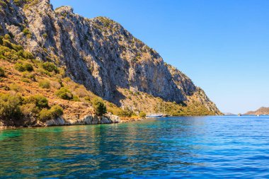 Deniz ve dağlarla dolu güzel bir doğa. Seçici odaklı arkaplan ve metin için alanı kopyala