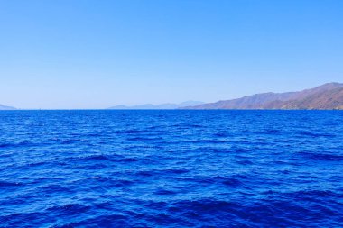 Bir yat gezisinden deniz manzarası var. Seçici odaklı arkaplan ve metin için alanı kopyala