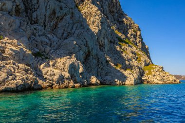Kaya gibi kıyı şeridi. Seçici odaklı arkaplan ve metin için alanı kopyala