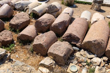 Eski sütunların kalıntıları. Seçici odaklı arkaplan ve metin için alanı kopyala