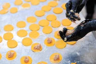 Hamur ve kıymadan hamur köftesi yapma fabrikası. Seçici odaklı arkaplan ve metin için alanı kopyala