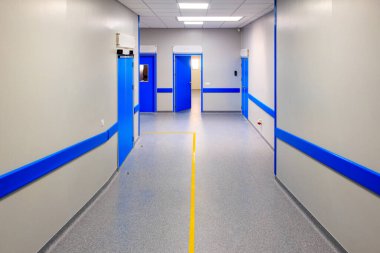 Modern bir hastanede koridor. Seçici odaklı arkaplan ve metin için alanı kopyala