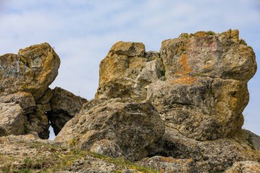 Tepeler ve kayalarla dolu güzel bir manzara. Seçici odaklı arkaplan ve metin için alanı kopyala