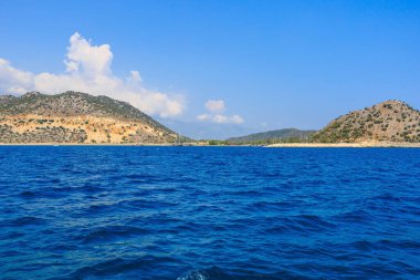 Denizden kayalık kıyı manzarası. Seçici odaklı arkaplan ve metin için alanı kopyala. Türkiye 'de Akdeniz. Popüler turistik yerler