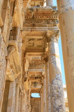 Antik mimarinin kalıntıları. İnsanlığın kültürel mirası. Celsus Kütüphanesi. Seçici odak ve kopyalama alanı olan arkaplan
