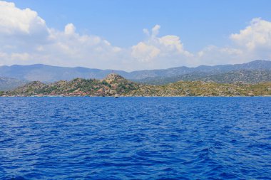 Denizden kayalık kıyı manzarası. Seçici odaklı arkaplan ve metin için alanı kopyala. Türkiye 'de Akdeniz. Popüler turistik yerler