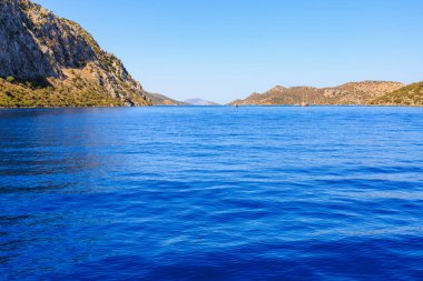 Deniz ve dağlarla dolu güzel bir doğa. Seçici odaklı arkaplan ve metin için alanı kopyala
