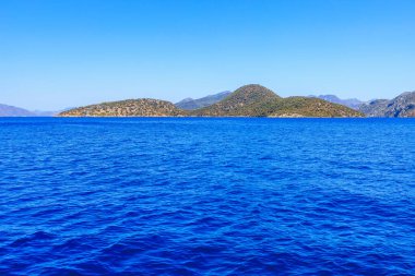 Bir yat gezisinden deniz manzarası var. Seçici odaklı arkaplan ve metin için alanı kopyala