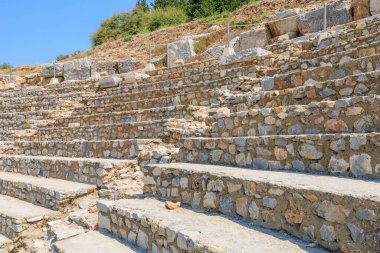 Efes şehrindeki antik amfitiyatro binası. Seçici odaklı arkaplan ve metin için alanı kopyala