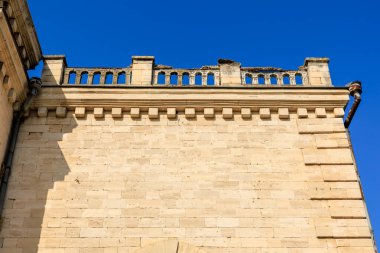 Eski bir binanın çatısında. Seçici odaklı arkaplan ve metin için alanı kopyala