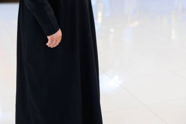 Kilisedeki rahip. Seçici odaklı arkaplan ve metin için alanı kopyala