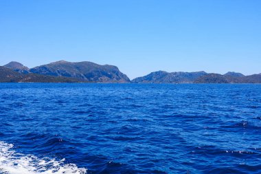 Bir yat gezisinden deniz manzarası var. Seçici odaklı arkaplan ve metin için alanı kopyala