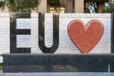 Avrupa Birliği 'ne duyulan sevgi kavramını AB ve kalbe yazın. Seçici odaklı arkaplan ve metin için alanı kopyala