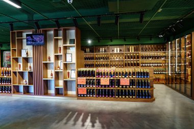 Geniş şarap ve ruh seçimi sergilenen modern likör dükkanı. 1 Mart 2023 Balti Moldova.