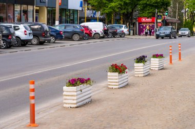 12 Mayıs 2023 Beltsy, Moldova. Resimli editör kullanımı için. Şehir çiçek tarhları