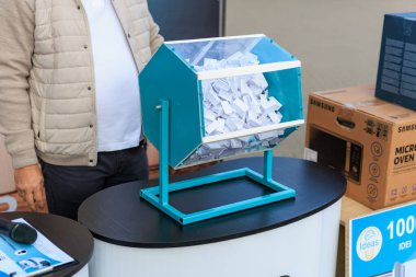 Piyango çekilişi kutusu ve etkinlik masasında biletler. 2 Ekim 2023 Balti Moldova.
