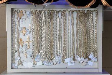 Kuyumcuda gümüş kolyeler ve haç kolyeler sergileniyor. 3 Kasım 2023 Balti Moldova.