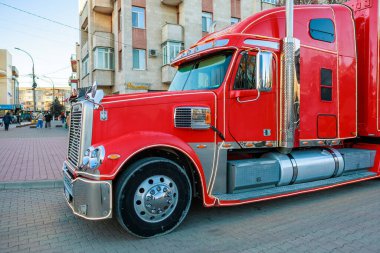 Yanında Coca Cola reklamı olan kırmızı bir kamyonet. Kamyon tuğla bir yolda park halinde. 27 Aralık 2023 Balti Moldova