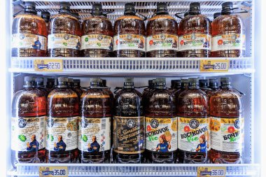 Soğutulmuş raflarda sergilenen şişelenmiş kvass çeşitleri. 1 Şubat 2024 Balti Moldova.