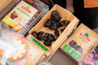 Pazar vitrininde ambalajda kurutulmuş kuru erik çeşitleri. 15 Şubat 2024 Balti, Moldova.