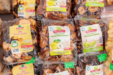 Yerel pazarda çeşitli kurutulmuş meyve ambalajı. 15 Şubat 2024 Balti, Moldova.