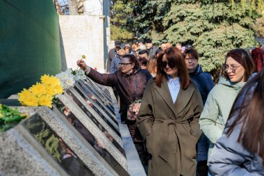 Güneşli bir günde çeşitli gruplar anma alanında çiçeklerle onurlandırılıyor. 26 Mart 2024 Balti, Moldova.
