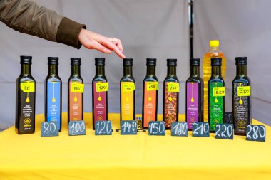 Üzerinde bir sürü zeytin yağı olan bir masa. Şişeler fiyatlarla etiketlenmiş ve sıraya dizilmiş. 16 Mayıs 2024 Balti Moldova