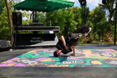 Beyaz erkek break dansçı. Sahnede amuda kalkıyor. 31 Mayıs 2024 Balti Moldova.