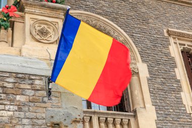 Romen bayrağı tarihi taş inşaatında dalgalanıyor.