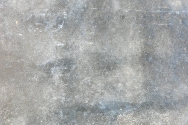 Yumuşak dokusu ve gri tonlarıyla eskimiş beton yüzey.