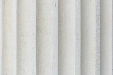 Yüzeyde desenli beyaz dikey çizgiler.