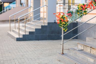 Modern merdivenlerde metal parmaklıklı renkli çiçek süslemeleri..