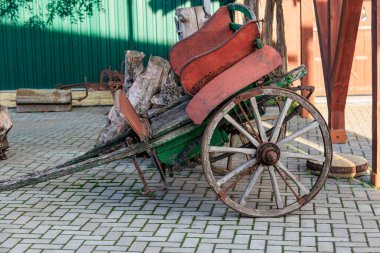 Açık havada kırmızı koltukları olan klasik ahşap bir araba..