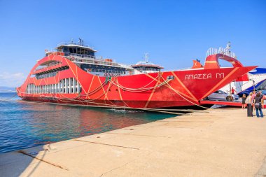 Yunan adasının turizm beldesi limanı. Metin için kopyalama alanı olan arkaplan. 5 Ağustos 2024 Thassos Yunanistan.