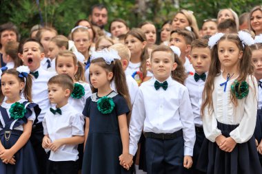 Açık hava etkinliğinde üniformalı bir grup beyaz öğrenci. 2 Eylül 2024 Balti Moldova.