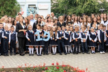 Okul seremonisinde çeşitli genç öğrenciler ve yetişkinler olacak. 2 Eylül 2024 Balti Moldova.