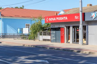 Nova Posta Ofisi güneşli bir günde şehir merkezinde. 9 Eylül 2024 Balti Moldova.