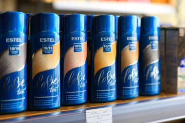 Vitrindeki mavi ambalajda çeşitli estel saç tonerleri. 18 Eylül 2024 Balti Moldova.