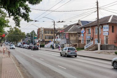 Şehir merkezinde arabalarla ve yayalarla dolu bir cadde. 11 Eylül 2024 Balti Moldova.