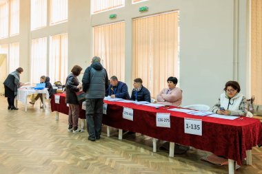 Belediye binasında çeşitli katılımcılarla seçmen kayıt süreci. 20 Ekim 2024 Balti, Moldova.