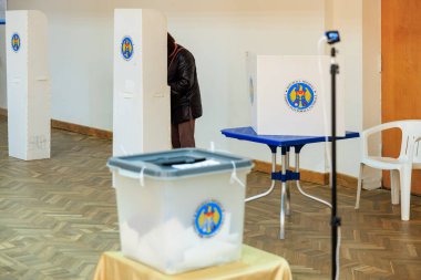 Seçim merkezinde isimsiz seçmenlerin olduğu kabinler. 20 Ekim 2024 Balti, Moldova.